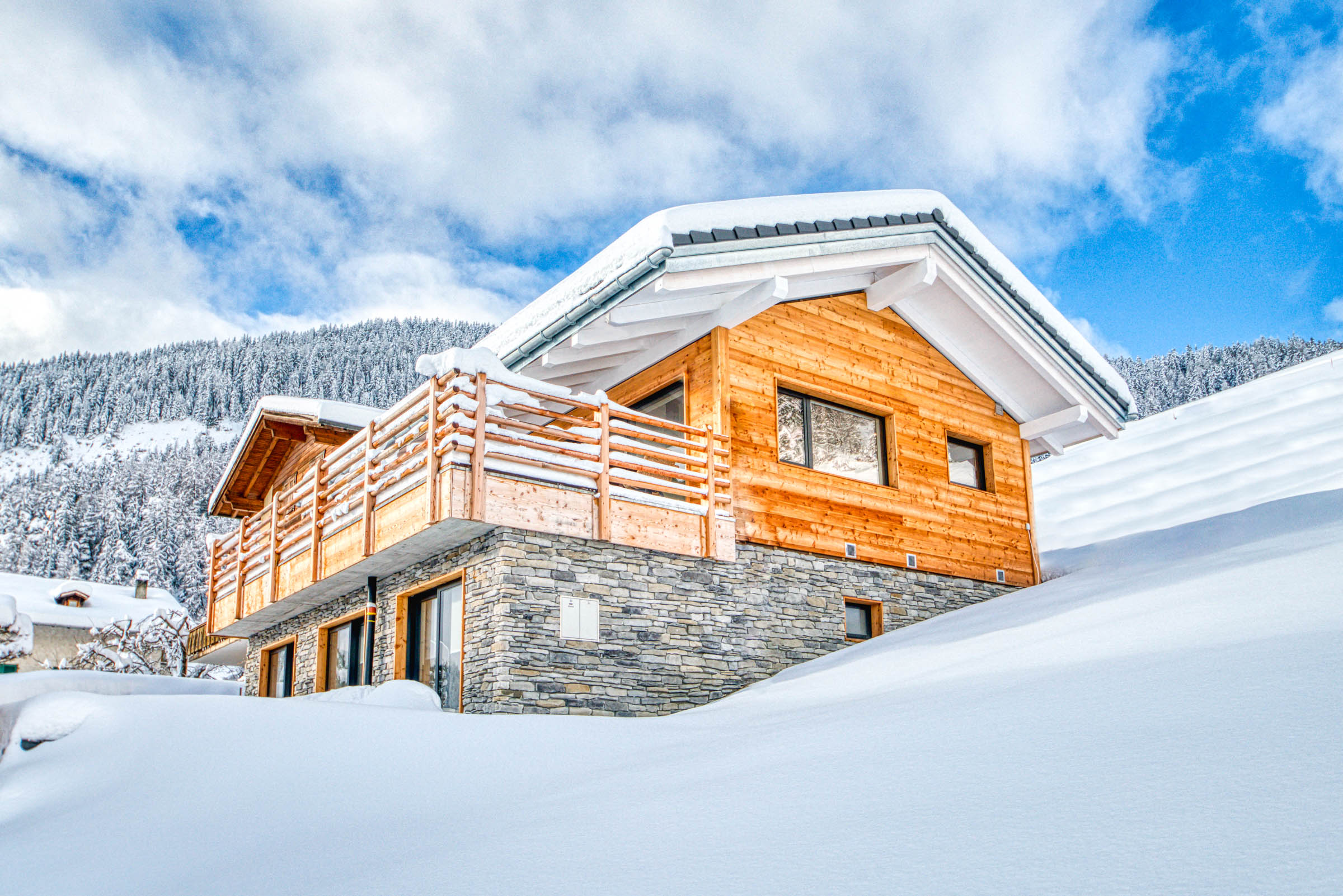 This is a photo of Housing, Building, Architecture, House, Cabin, Resort, Hotel, Log Cabin, Nature, Outdoors
